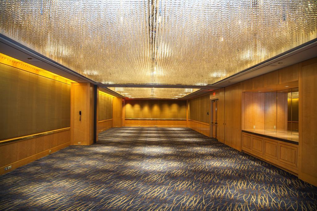 แพน แปซิฟิค แวนคูเวอร์ Hotel ภายนอก รูปภาพ The interior of the 2010–2011 home of the New York Philharmonic, David Geffen Hall, at Lincoln Center for the Performing Arts