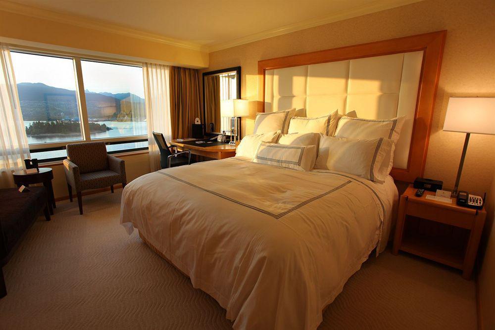 แพน แปซิฟิค แวนคูเวอร์ Hotel ภายนอก รูปภาพ A bedroom at the Fairmont Whistler Hotel