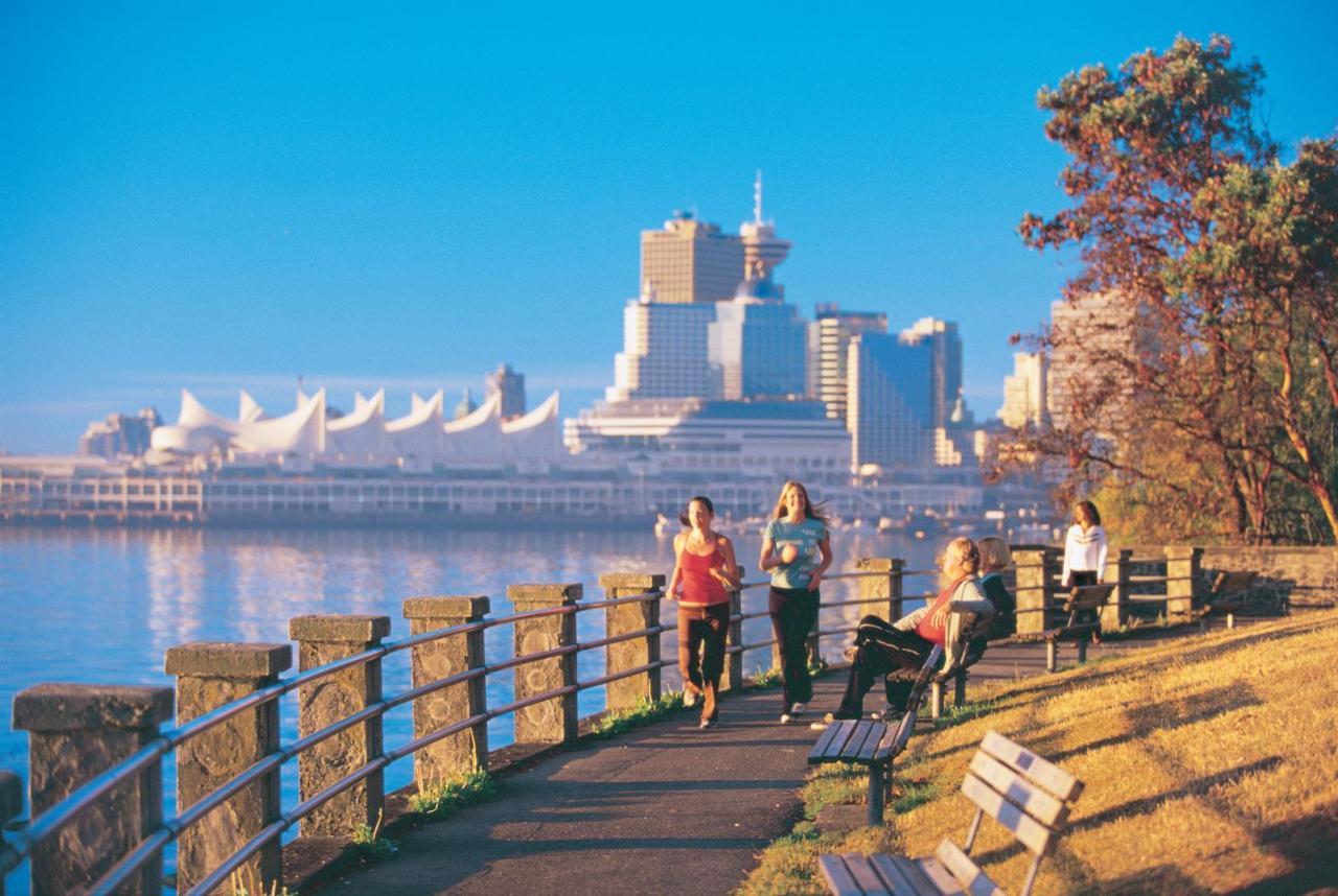 แพน แปซิฟิค แวนคูเวอร์ Hotel ภายนอก รูปภาพ The boardwalk at the waterfront